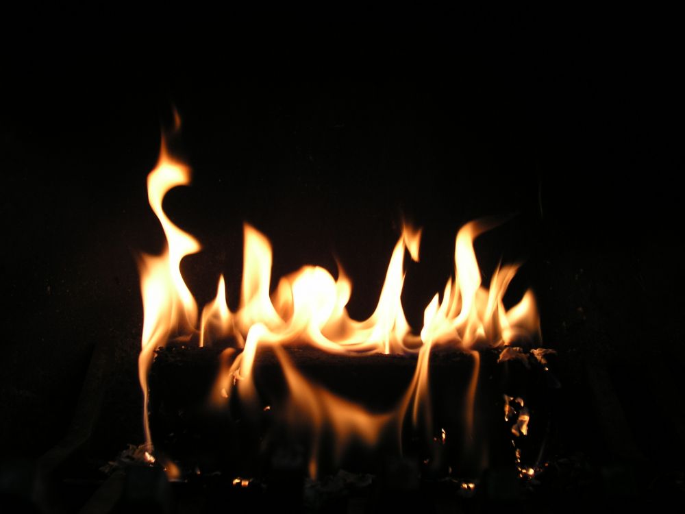 Feuer Mitten im Dunkeln. Wallpaper in 2560x1920 Resolution