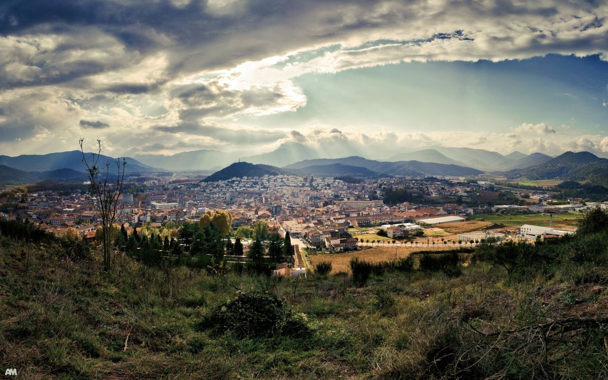 Campo de Hierba Verde Cerca de Los Edificios de la Ciudad Bajo Las Nubes Blancas y el Cielo Azul Durante el Día. Wallpaper in 2560x1600 Resolution
