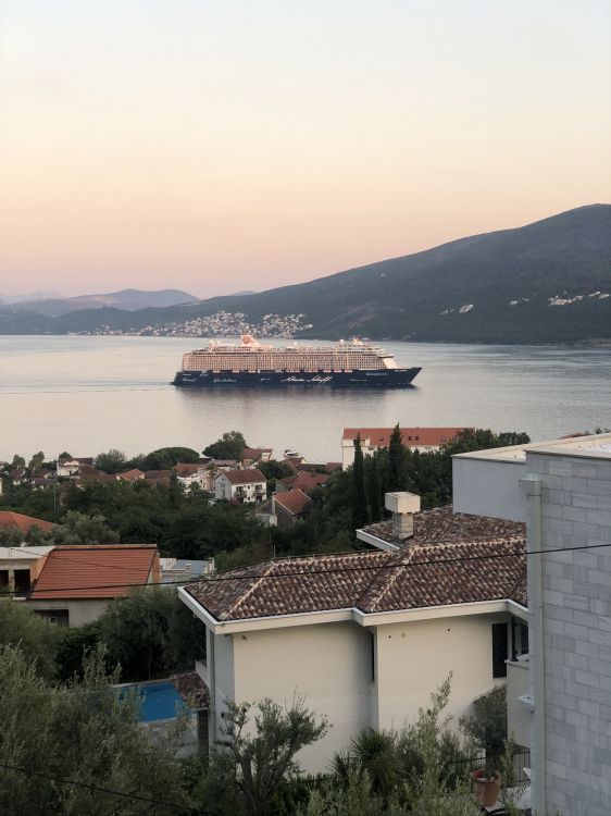 Eau, Immobilier, Toit, Highland, Motomarine. Wallpaper in 1536x2048 Resolution