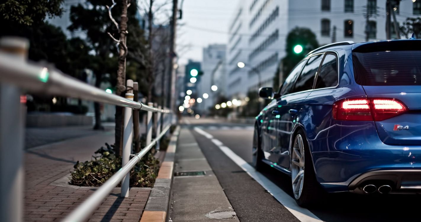 Schwarzes Auto Tagsüber Unterwegs. Wallpaper in 4096x2160 Resolution