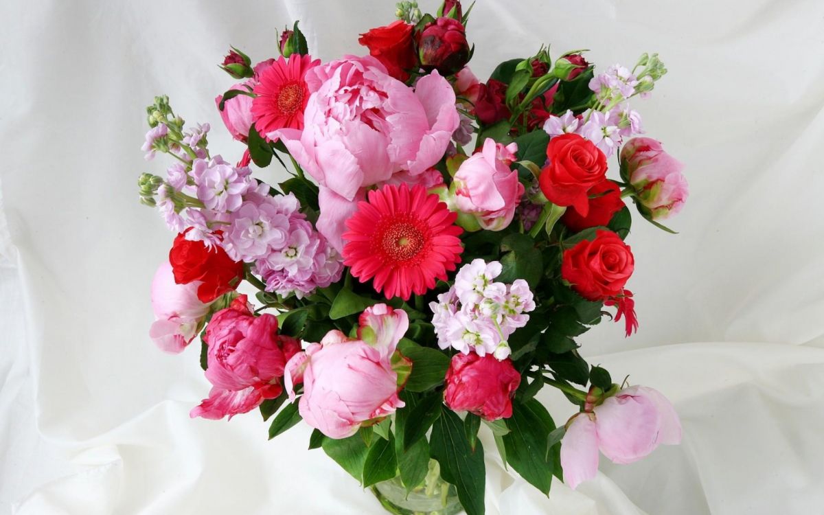 pink and white flower bouquet