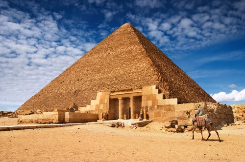 Image brown pyramid under blue sky during daytime