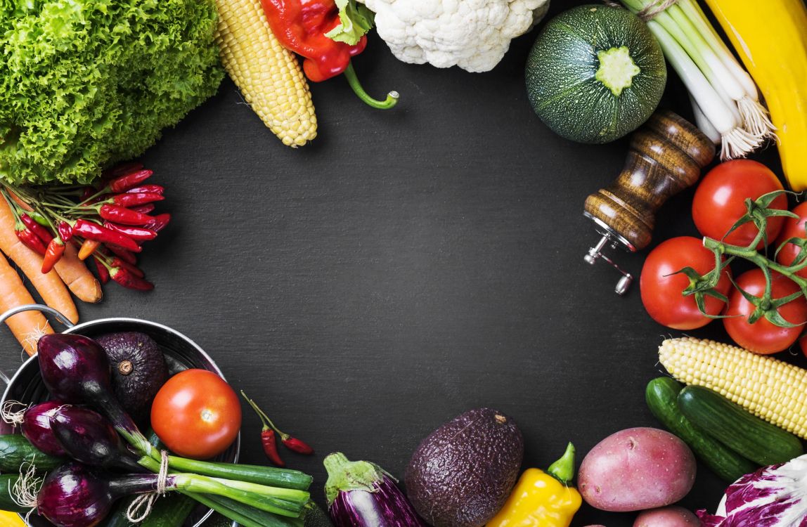 Tomate Rojo al Lado de Ají Verde y Ajo. Wallpaper in 3156x2061 Resolution