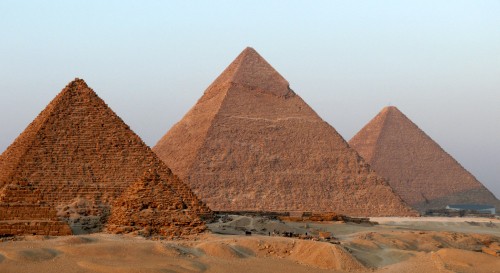 Image brown pyramid on brown sand during daytime