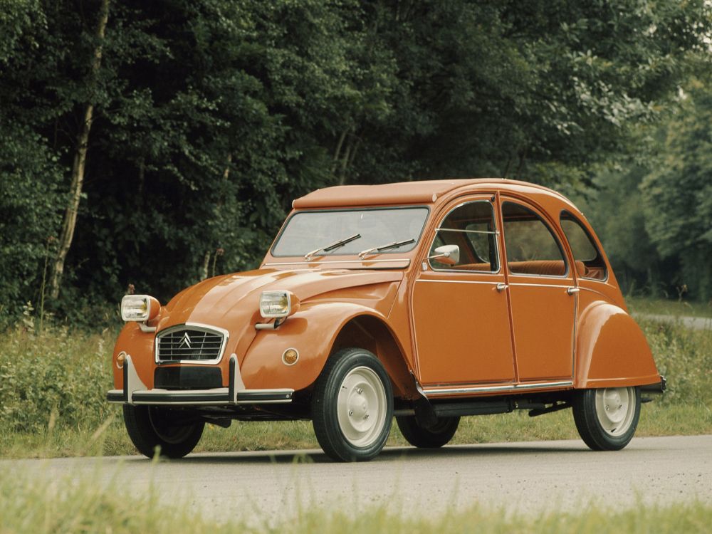 Orange Volkswagen Käfer Tagsüber Unterwegs. Wallpaper in 2048x1536 Resolution