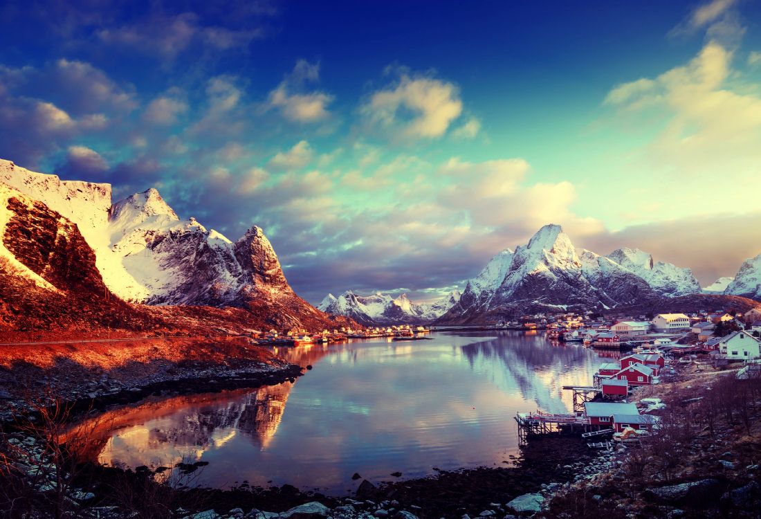 Casa Blanca y Marrón Cerca Del Lago Bajo un Cielo Azul Durante el Día. Wallpaper in 3600x2453 Resolution