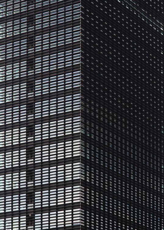 Braunes Und Schwarzes Hochhaus. Wallpaper in 3268x4559 Resolution