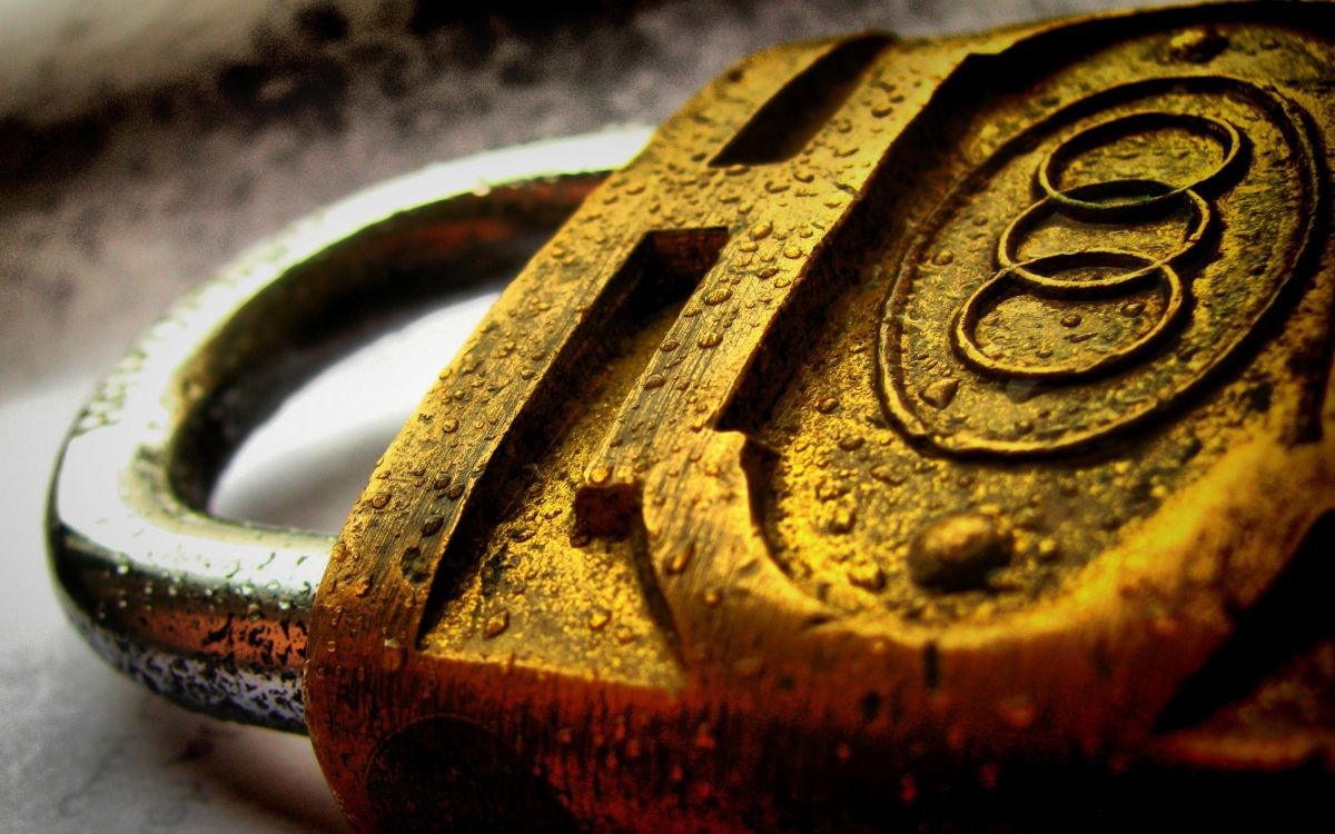 Candado de Latón en Barra de Metal Negro. Wallpaper in 2880x1800 Resolution