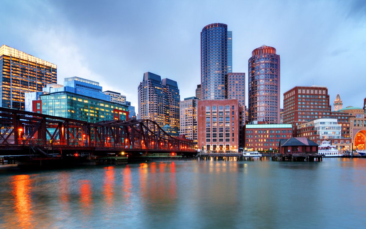 Horizon de la Ville à Travers le Plan D'eau Pendant la Nuit. Wallpaper in 2560x1600 Resolution