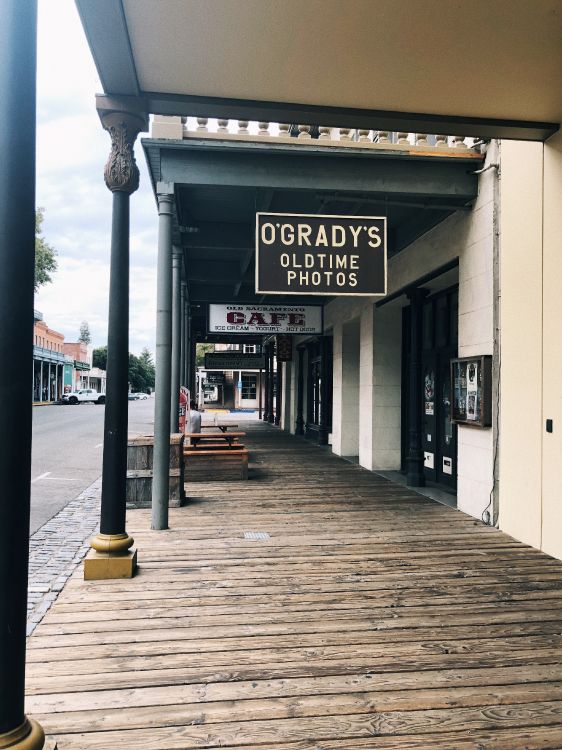 Etage, Signage, Gehweg, Tür, Kopfsteinpflaster. Wallpaper in 3024x4032 Resolution