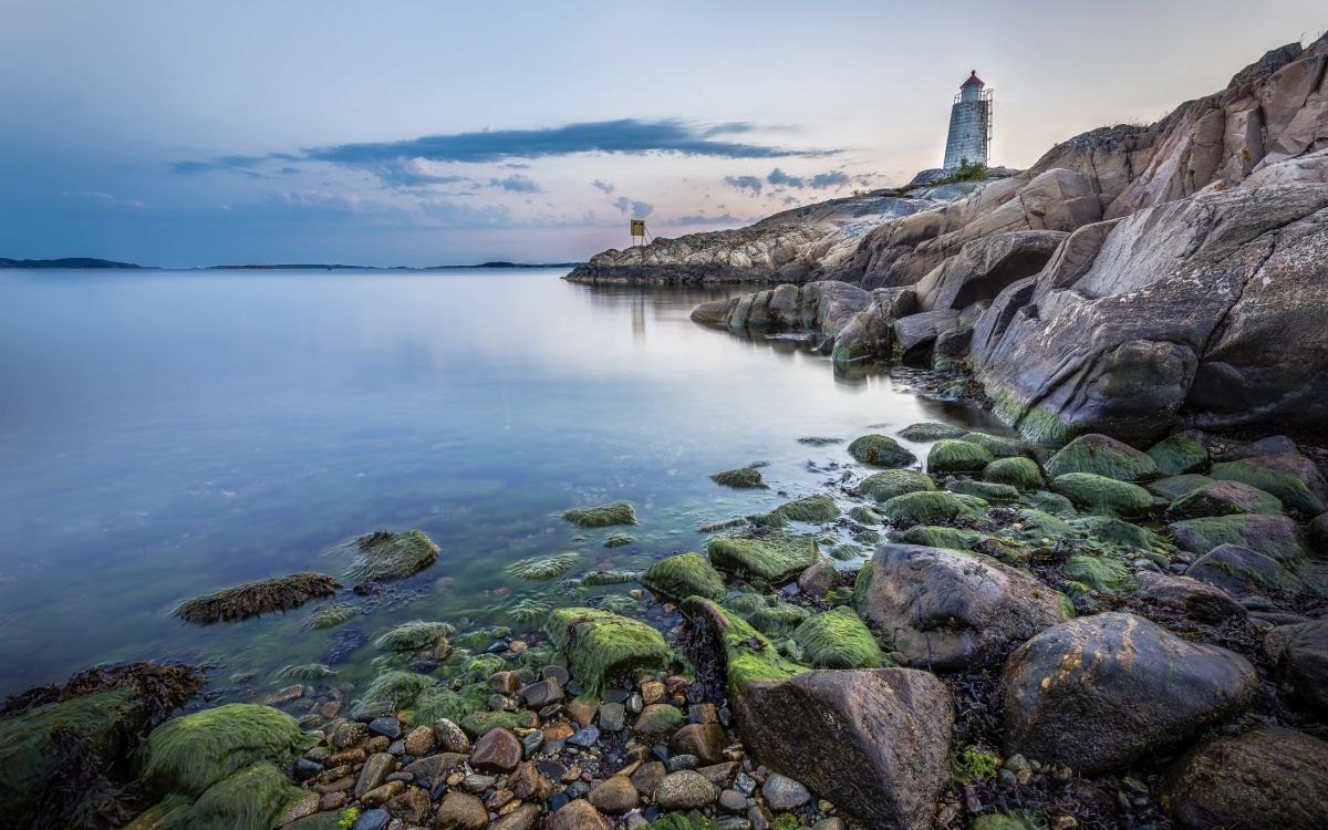 Phare Blanc Sur la Côte Rocheuse Pendant la Journée. Wallpaper in 2560x1600 Resolution