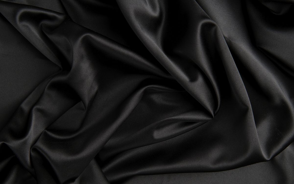Schwarzes Textil Auf Weißem Textil. Wallpaper in 2560x1600 Resolution