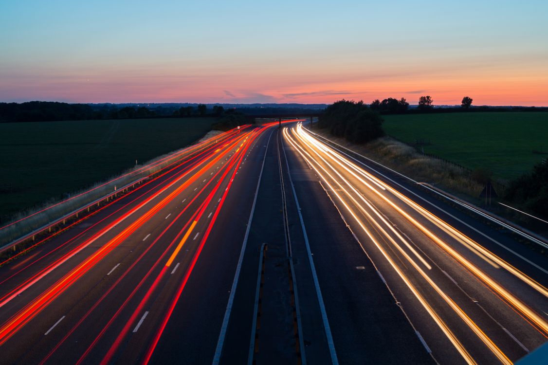 Zeitrafferaufnahmen Von Autos Auf Der Straße Während Der Nachtzeit. Wallpaper in 5456x3632 Resolution