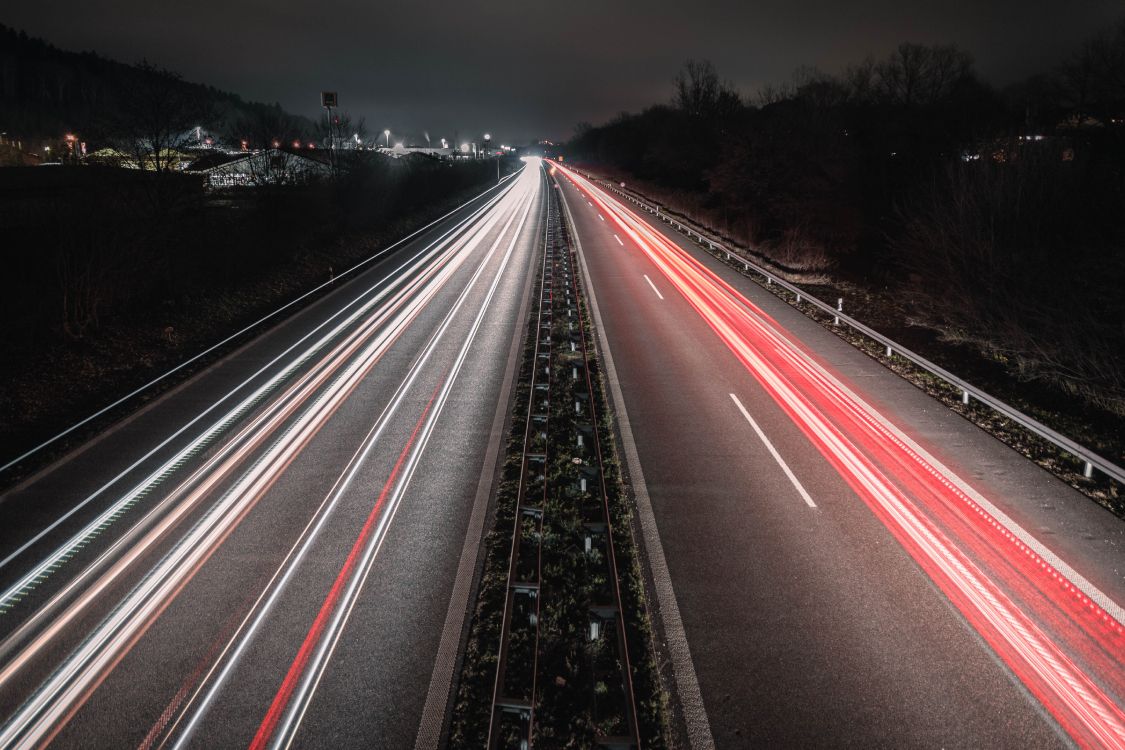 Photographie en Accéléré de Voitures Sur la Route Pendant la Nuit. Wallpaper in 5472x3648 Resolution