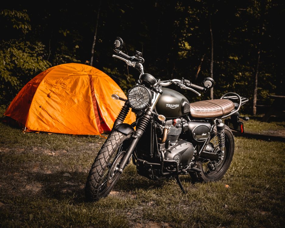 Moto Cruiser Noir et Argent Près de la Tente Orange. Wallpaper in 4860x3888 Resolution