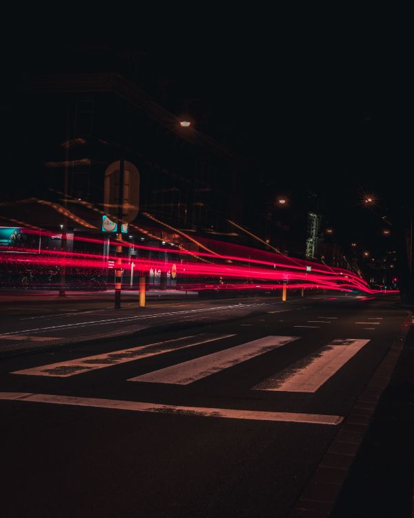 Rotes Und Weißes Licht Auf Der Straße Während Der Nacht. Wallpaper in 3200x4000 Resolution