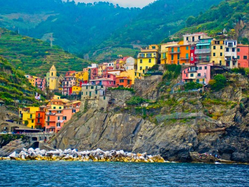 Image houses on mountain near body of water during daytime