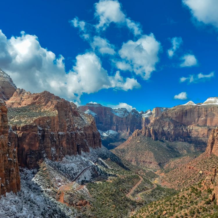 Montaña Rocosa Marrón Bajo un Cielo Azul Durante el Día. Wallpaper in 2560x2560 Resolution