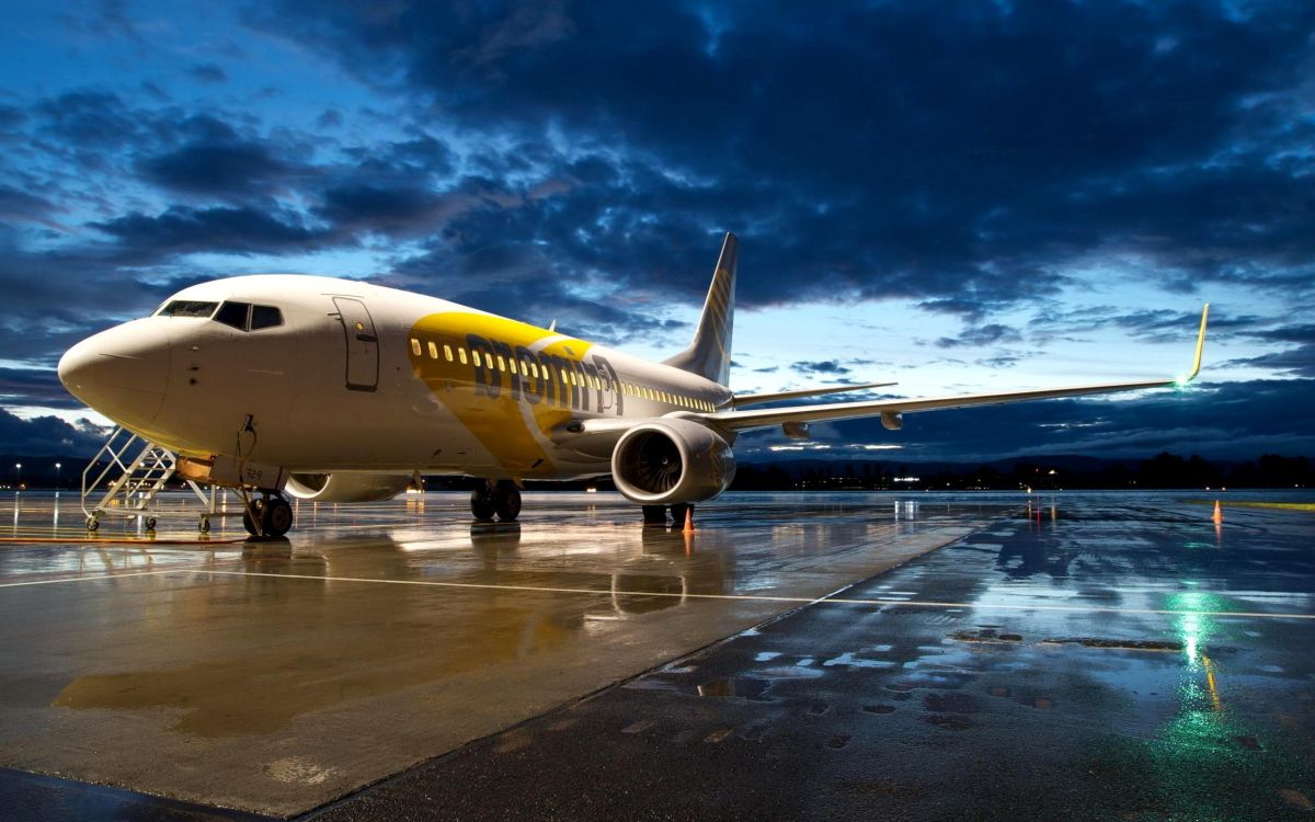 Avion de Ligne Blanc à L'aéroport Pendant la Journée. Wallpaper in 2560x1600 Resolution