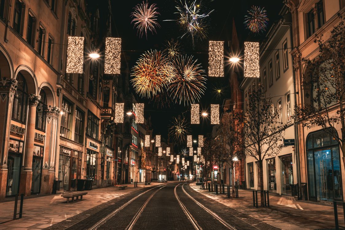 Leute, Die Nachts Auf Der Straße Mit Feuerwerk Gehen. Wallpaper in 7952x5304 Resolution