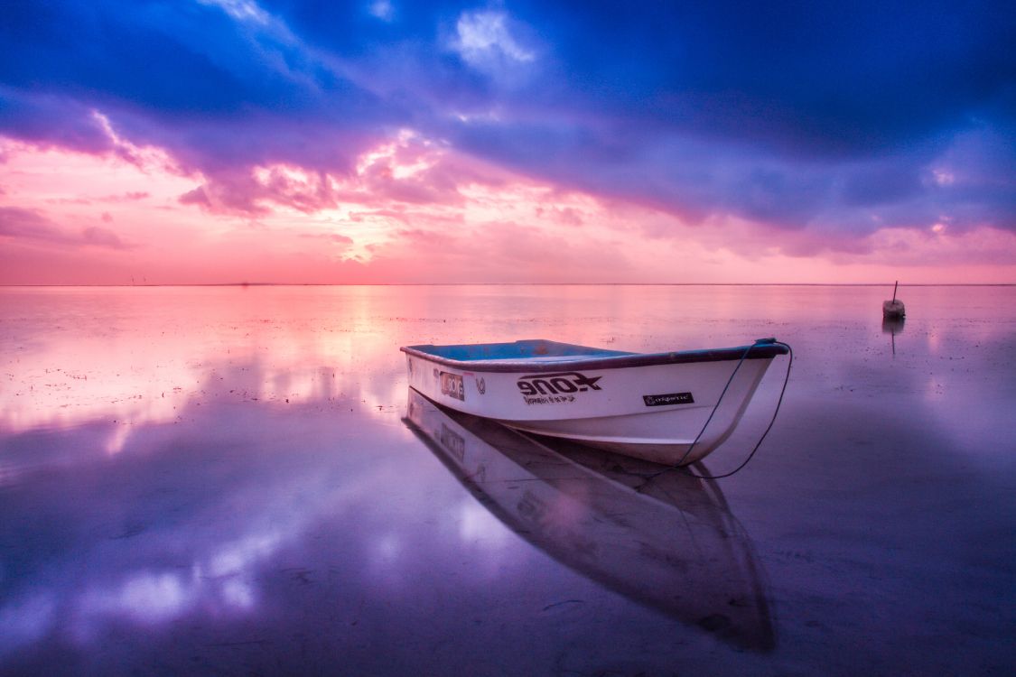 Weißes Und Blaues Boot Auf Dem Gewässer Tagsüber. Wallpaper in 5175x3450 Resolution