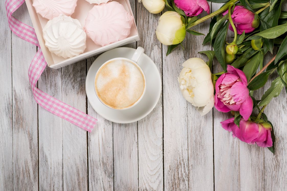 Weiße Keramiktasse Mit Brauner Flüssigkeit Neben Weißem Und Violettem Blumenstrauß. Wallpaper in 3462x2311 Resolution