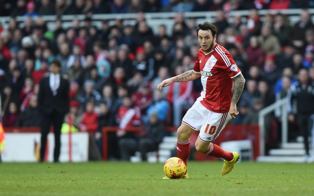 Homme en Maillot de Football Rouge et Blanc Donnant un Coup de Pied au Ballon de Football. Wallpaper in 1920x1200 Resolution