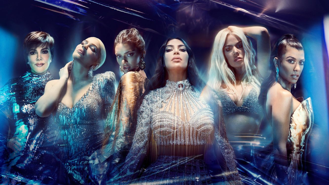 3 Femmes en Robe Fleurie Marron et Blanche. Wallpaper in 3840x2160 Resolution