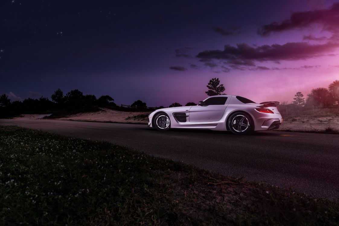 Coupe Blanco Sobre la Carretera de Asfalto Gris Durante la Noche. Wallpaper in 5813x3880 Resolution