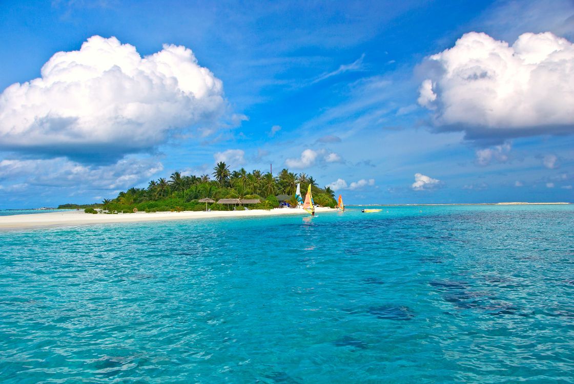 Menschen im Weißen Und Grünen Boot Auf Blauem Meer Unter Blau-weiß Bewölktem Himmel Während. Wallpaper in 3872x2592 Resolution