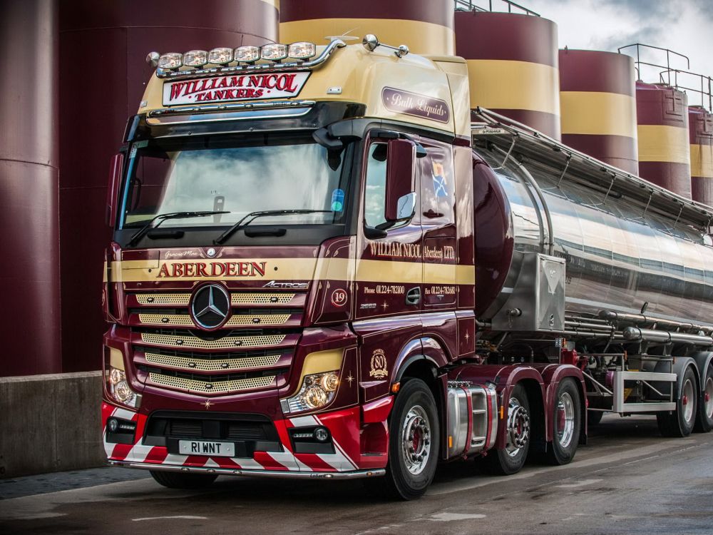 Camion Jaune et Rouge Sur Route Pendant la Journée. Wallpaper in 2048x1536 Resolution