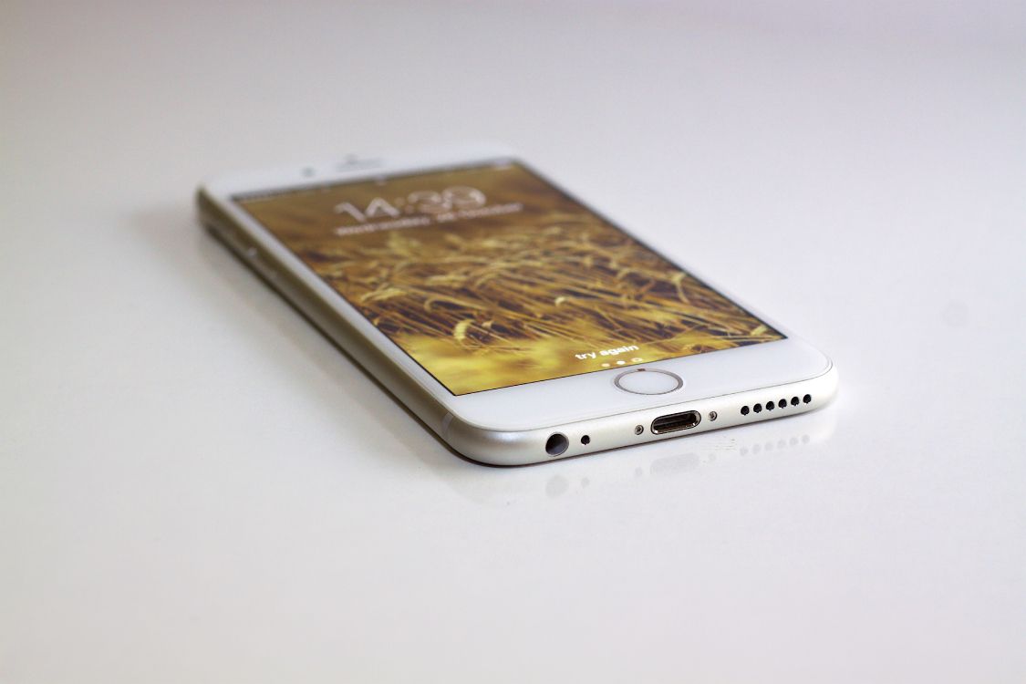 Gold Iphone 6 on White Table. Wallpaper in 4752x3168 Resolution