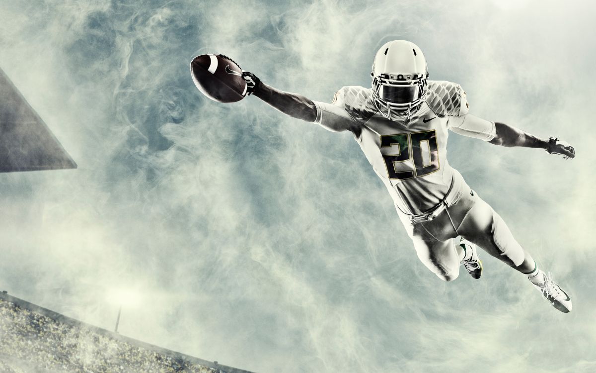 Fußballspieler im Grün-weißen Trikot Mit Rotem Fußball. Wallpaper in 2880x1800 Resolution