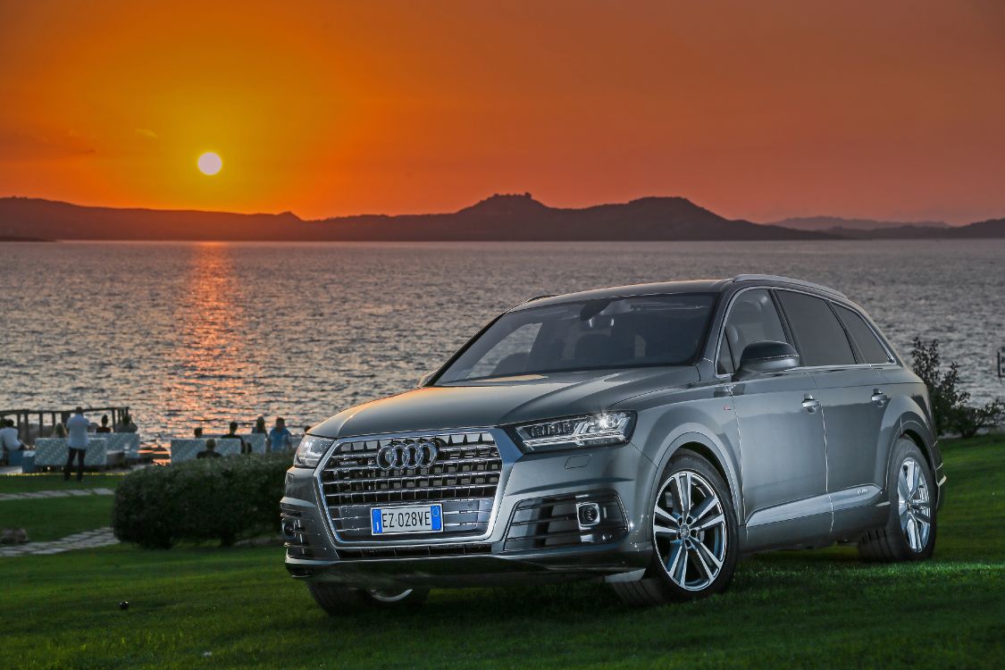 Audi Noire a 4 Sur Terrain D'herbe Verte Pendant le Coucher du Soleil. Wallpaper in 4096x2730 Resolution