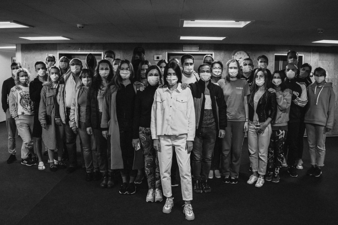 COVID-19, Grupo Social, Data, Monocromo, Estilo. Wallpaper in 2560x1707 Resolution