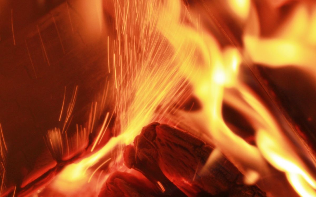 Rotes Und Gelbes Feuer in Nahaufnahmen. Wallpaper in 2880x1800 Resolution