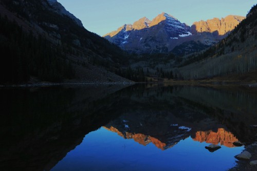 Image lake in the middle of mountains