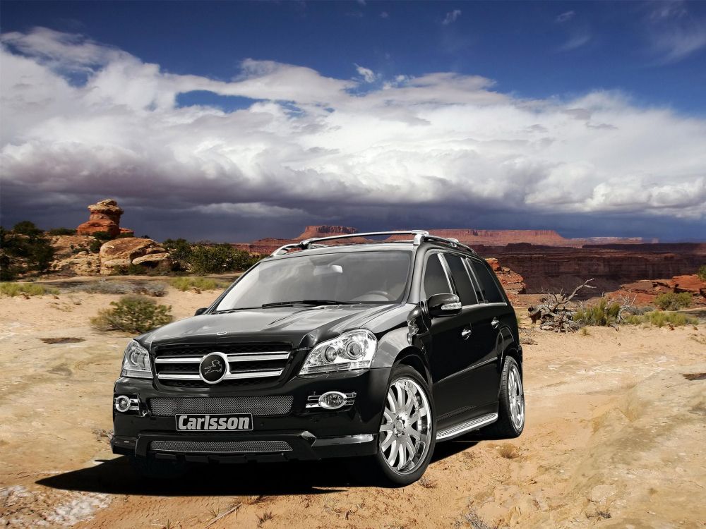 Mercedes Benz Clase g Suv Negro en Campo Marrón Bajo el Cielo Nublado Soleado Azul y Blanco. Wallpaper in 1920x1440 Resolution