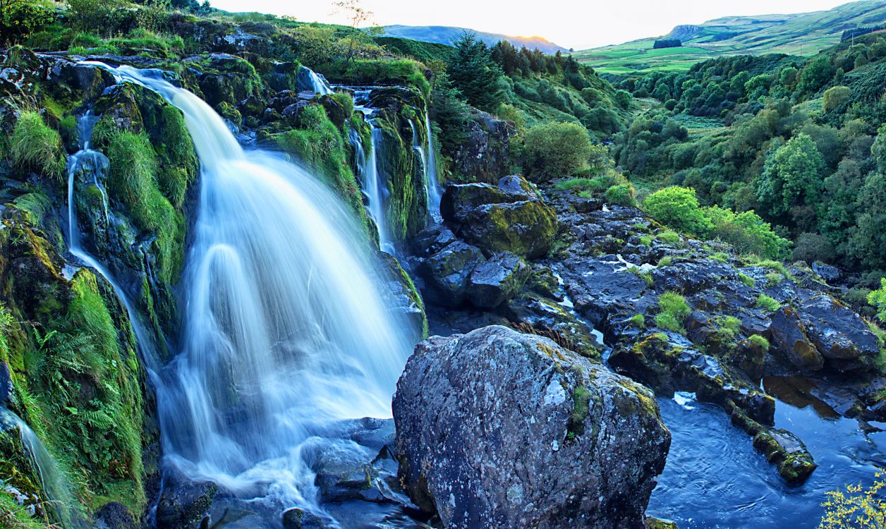 L'eau Tombe Sur la Montagne Rocheuse Pendant la Journée. Wallpaper in 3350x2000 Resolution
