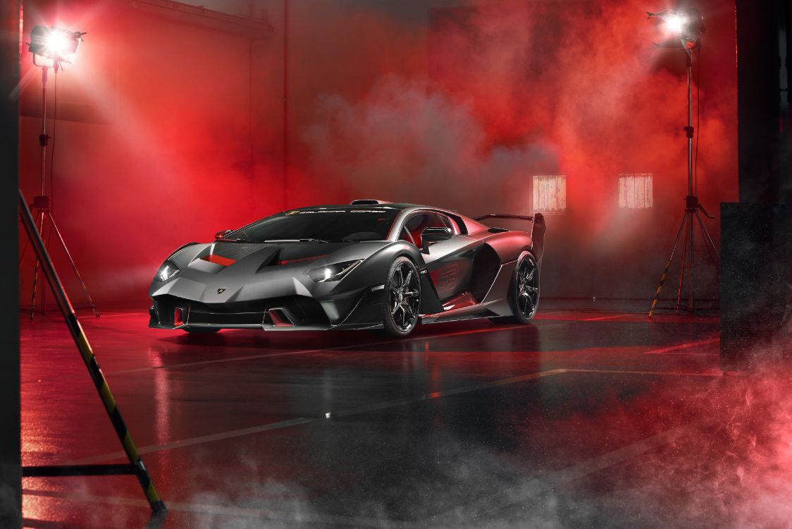 Lamborghini Aventador Noire Sur Une Chambre Rouge. Wallpaper in 4096x2732 Resolution