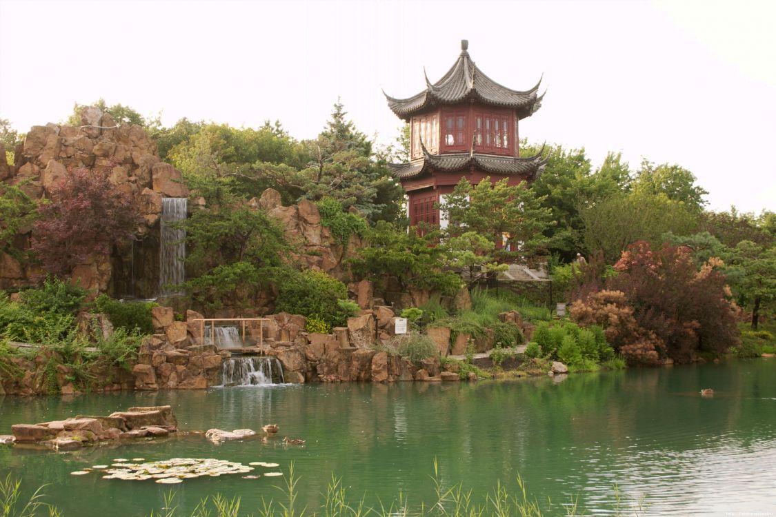 Temple Brun et Rouge Près D'un Plan D'eau Pendant la Journée. Wallpaper in 3072x2048 Resolution