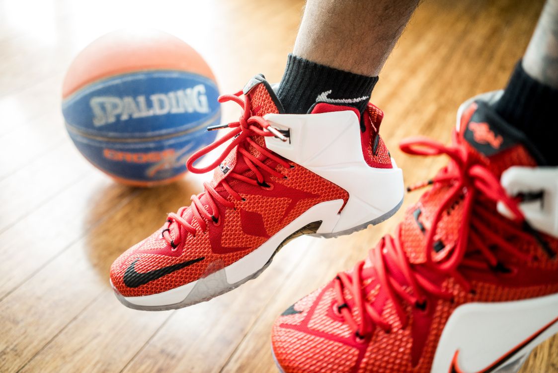 Personne Portant Des Chaussures de Basket-ball Nike Rouges. Wallpaper in 7360x4912 Resolution