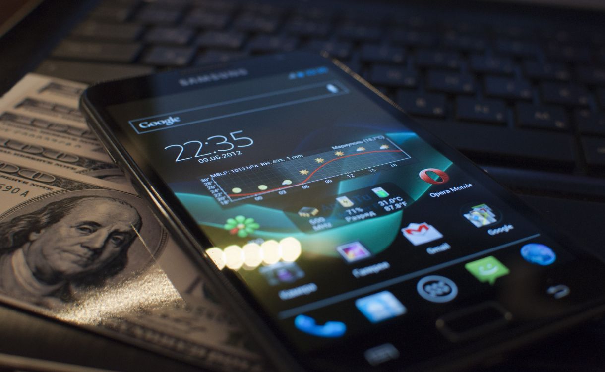 Smartphone Android Samsung Noir Sur Ordinateur Portable Noir. Wallpaper in 4192x2576 Resolution