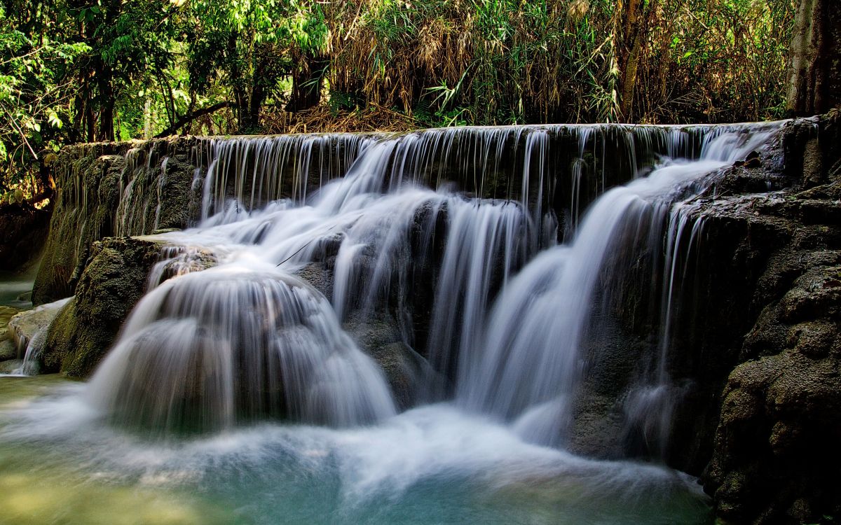 el Agua Cae en el Bosque. Wallpaper in 2880x1800 Resolution