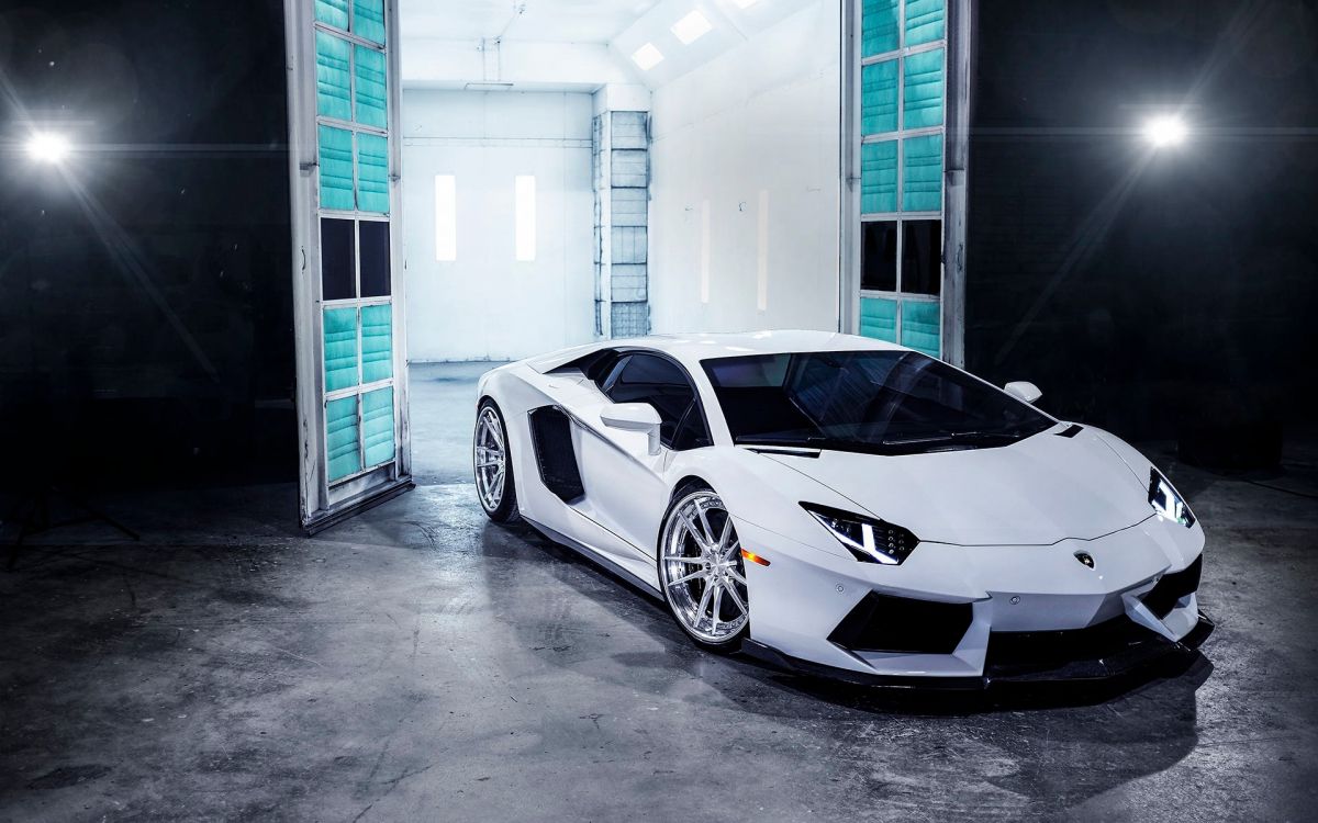 Weißer Lamborghini Aventador in Garage Geparkt. Wallpaper in 1920x1200 Resolution