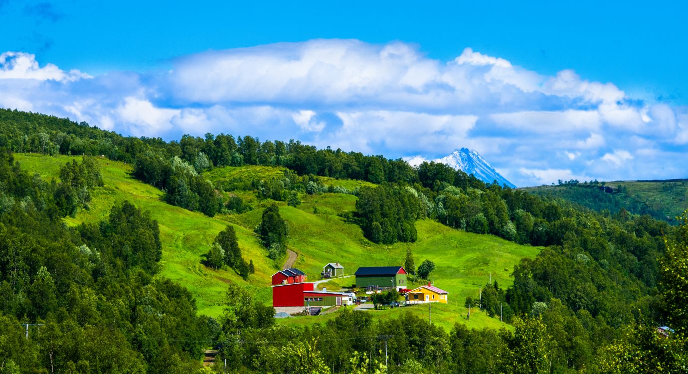 Rotes Und Weißes Haus Auf Grüner Wiese Unter Blauem Himmel Und Weißen Wolken Tagsüber During. Wallpaper in 3600x1956 Resolution