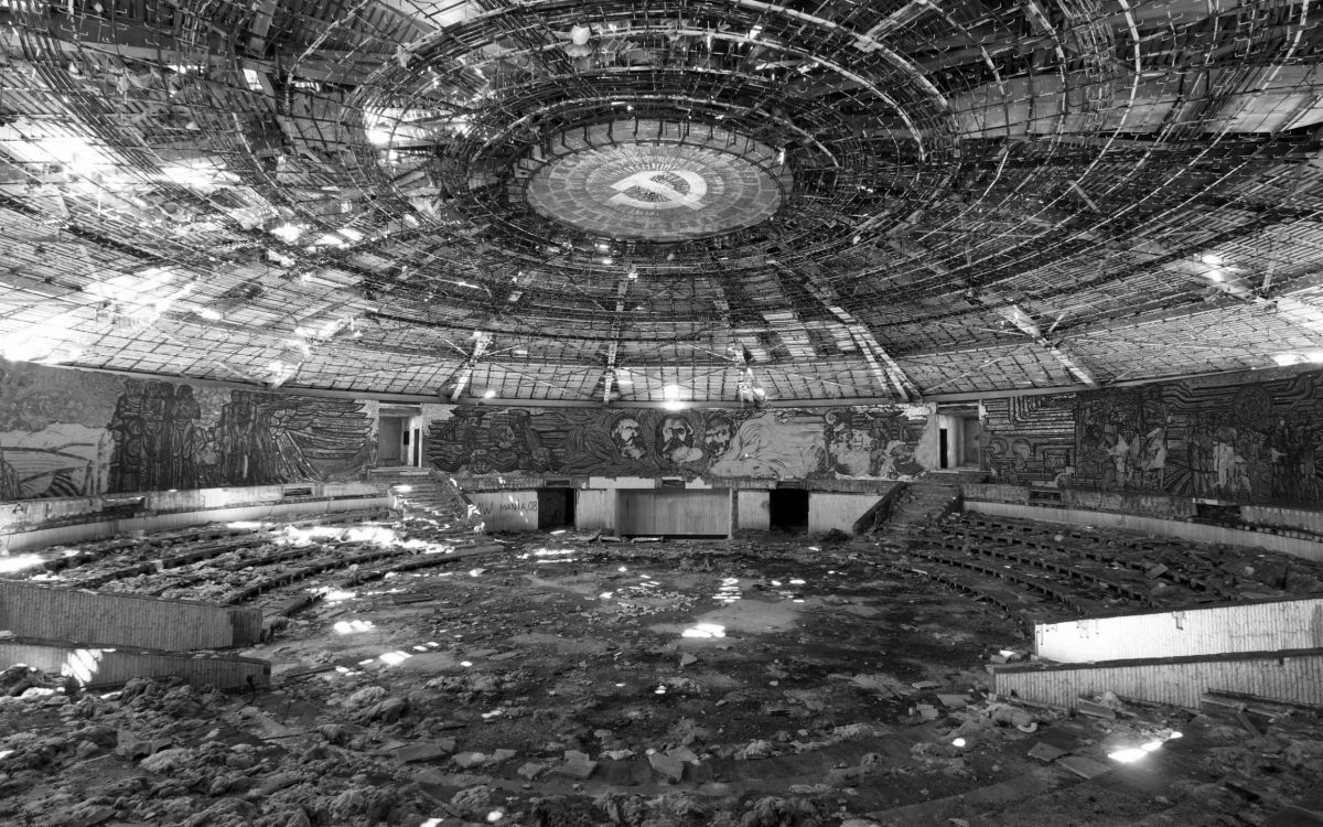 Foto en Escala de Grises de un Edificio. Wallpaper in 2560x1600 Resolution