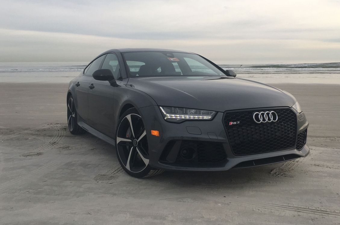 Coupé Audi Noir Sur Sable Gris Pendant la Journée. Wallpaper in 2048x1360 Resolution