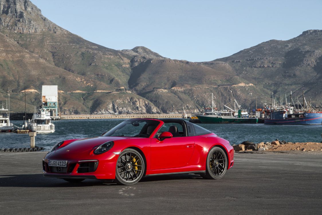 Roter Ferrari-Sportwagen am Strand Tagsüber. Wallpaper in 4096x2731 Resolution