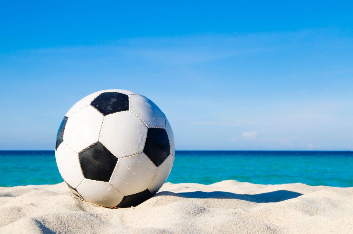 Ballon de Football Blanc et Noir Sur le Sable Blanc Pendant la Journée. Wallpaper in 4000x2657 Resolution